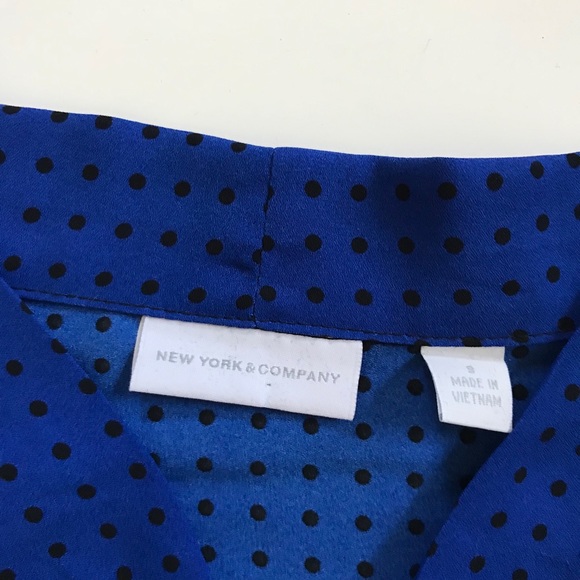 Blue and Black Polka Dot Sleeveless V Neck Blouse - Picture 3 of 3